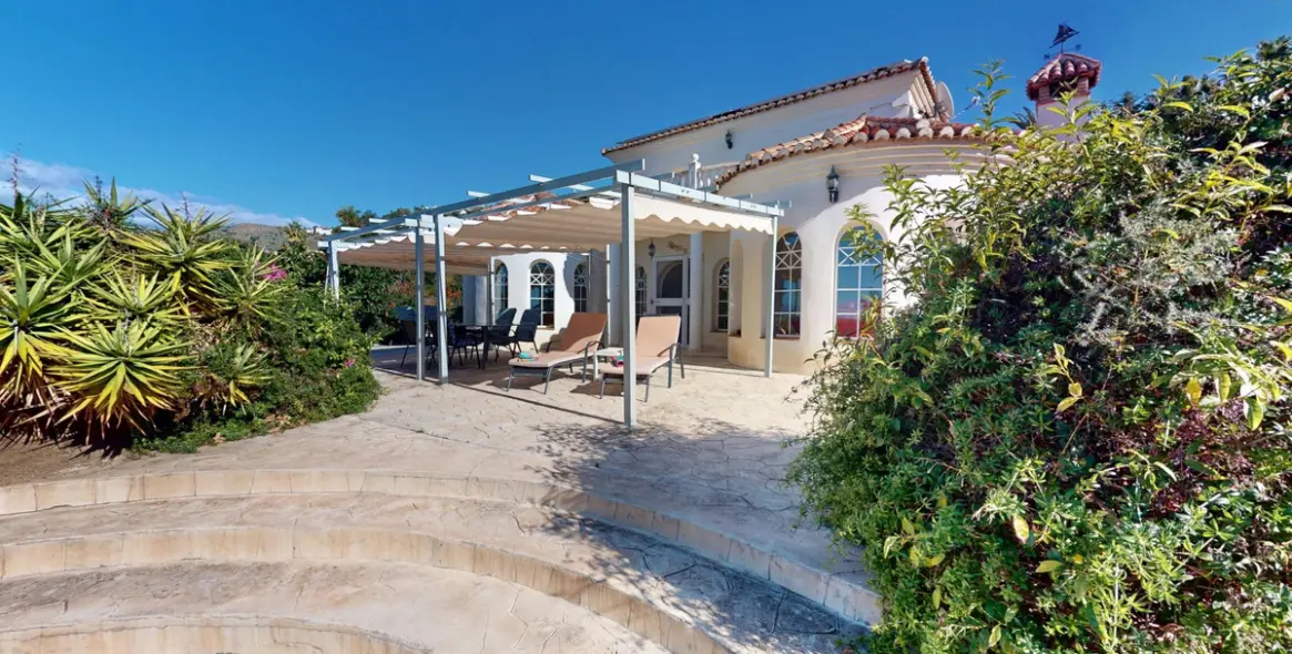 Sale of detached villa in Costa del Sol East 4