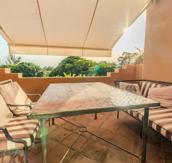 Sale of middle floor apartment in Guadalmina Alta