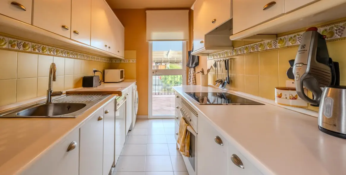 Sale of middle floor apartment in Guadalmina Alta 9