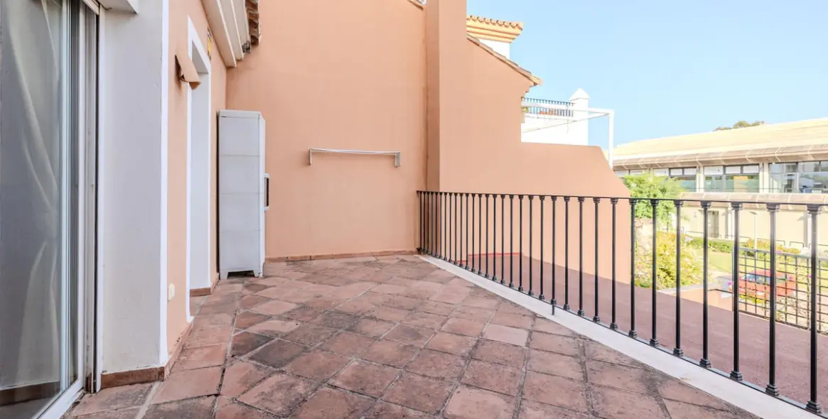 Sale of middle floor apartment in Guadalmina Alta 11
