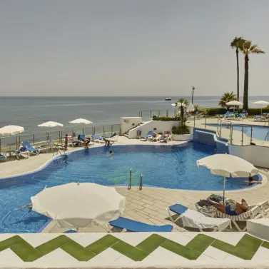 Sale of middle floor apartment in Estepona