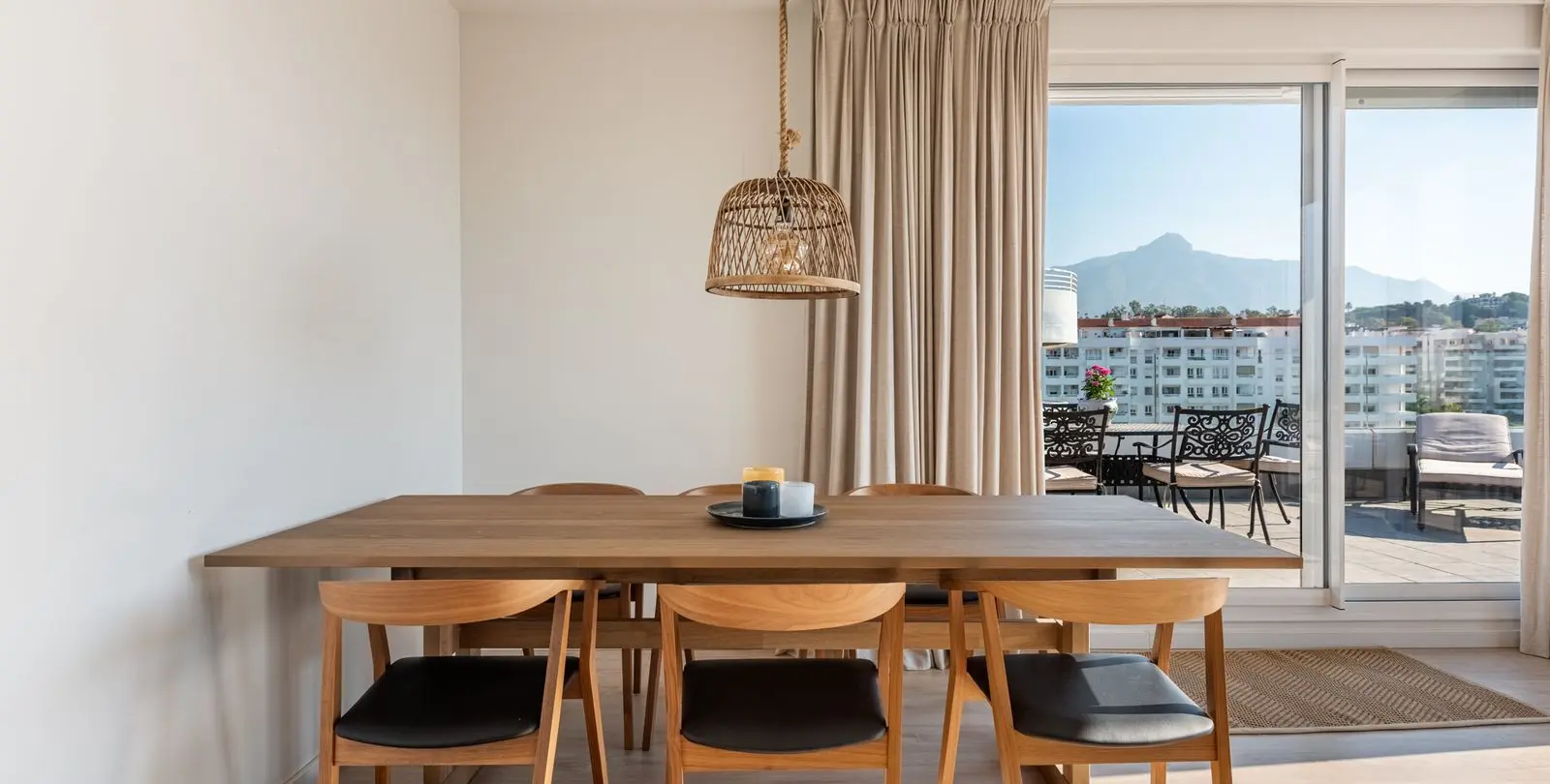 Sale of penthouse in Nueva Andalucía 11