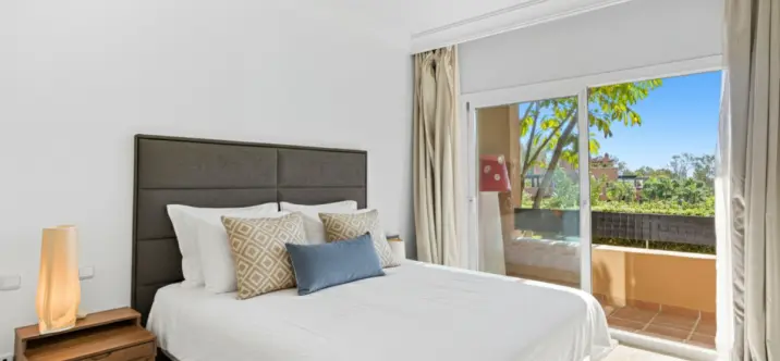 Sale of ground floor apartment in Nueva Andalucía 2