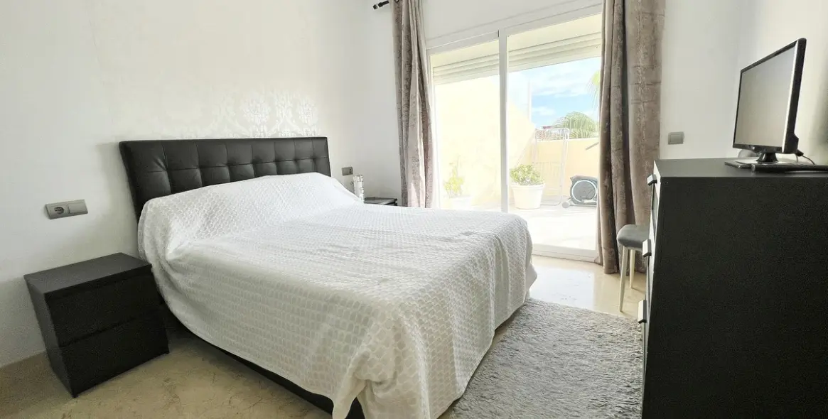 Sale of penthouse in Estepona (district New Golden Mile) 9