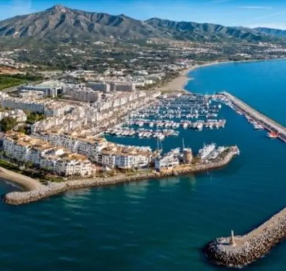 Sale of middle floor apartment in Puerto Banús