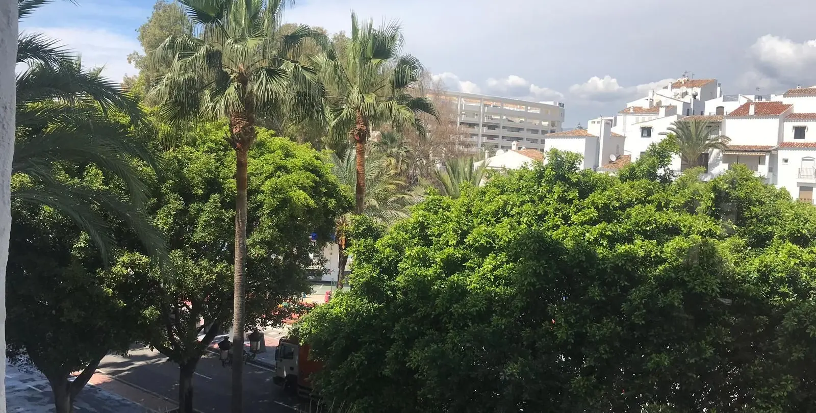 Sale of middle floor apartment in Puerto Banús 1