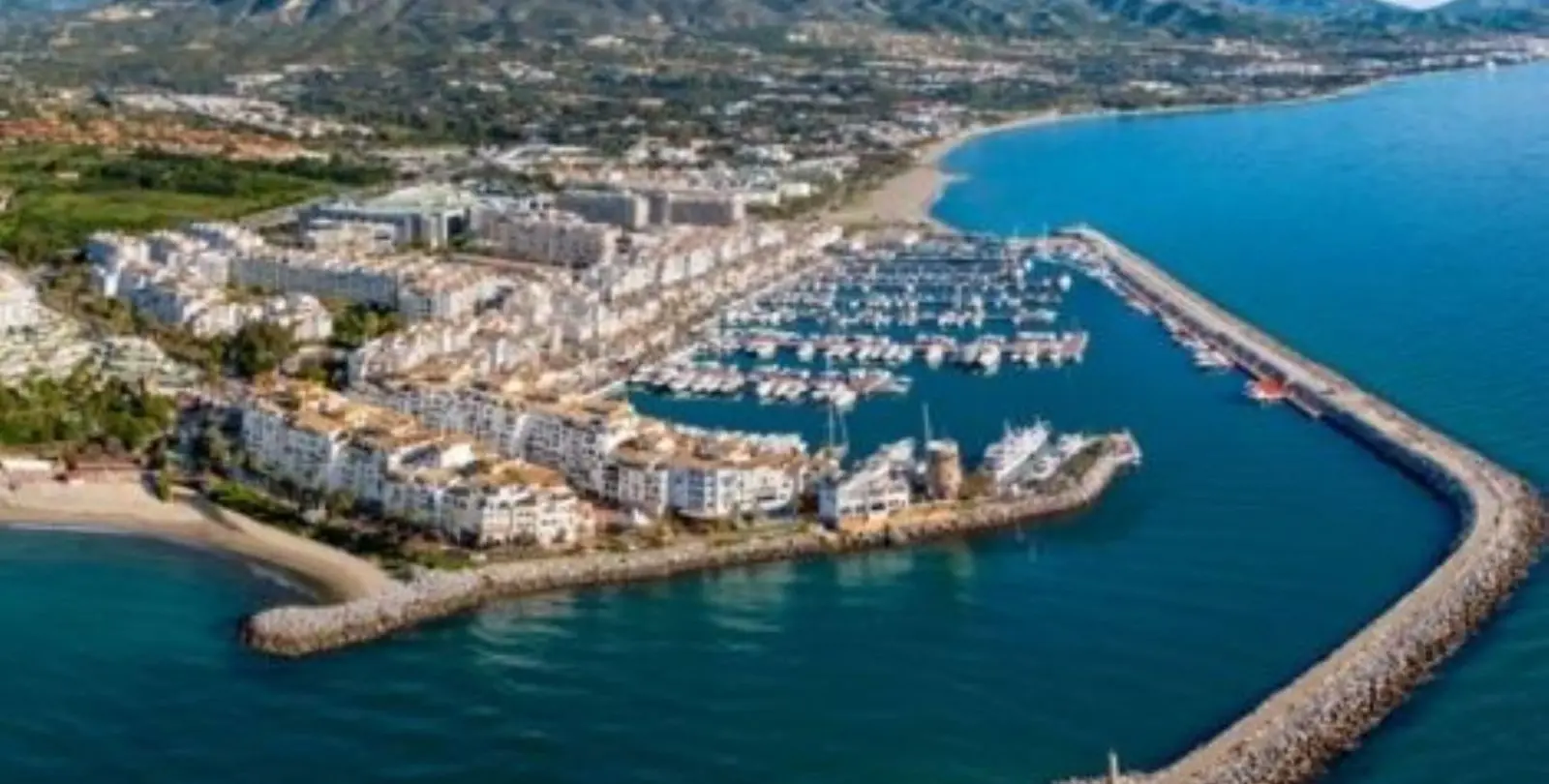 Sale of middle floor apartment in Puerto Banús 2