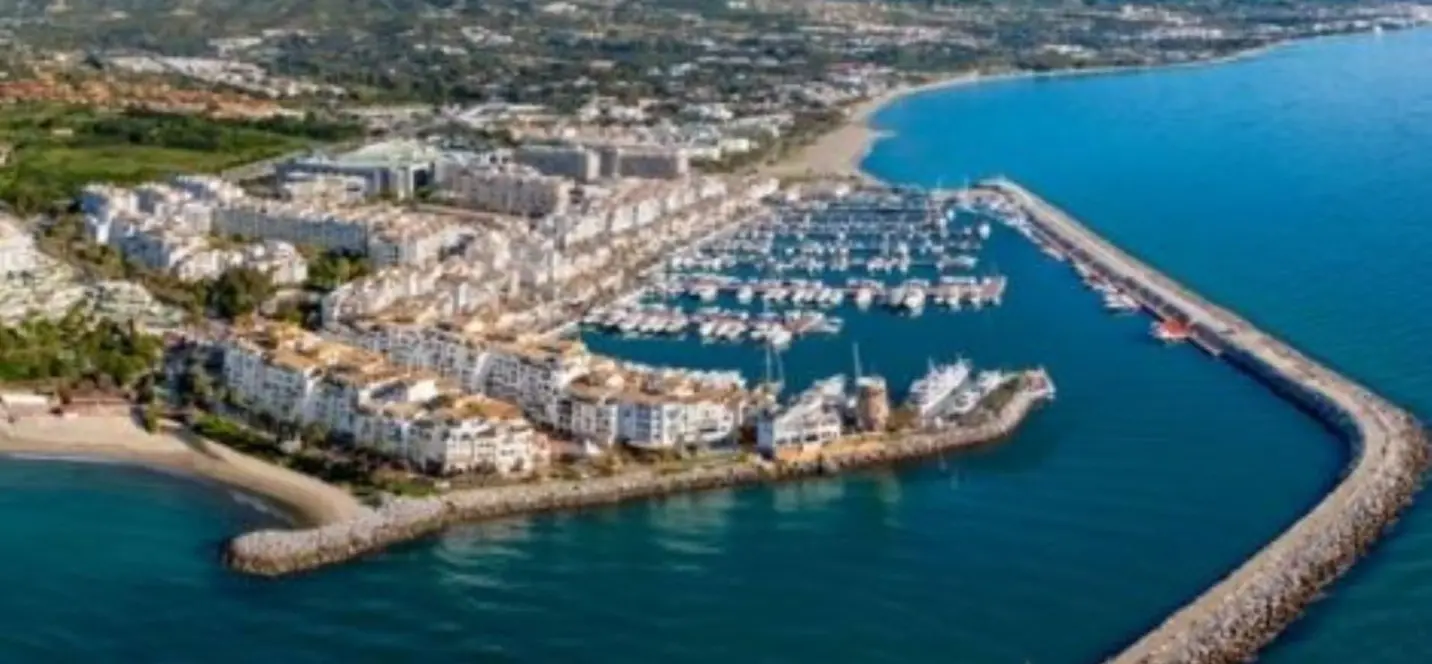 Sale of middle floor apartment in Puerto Banús 1