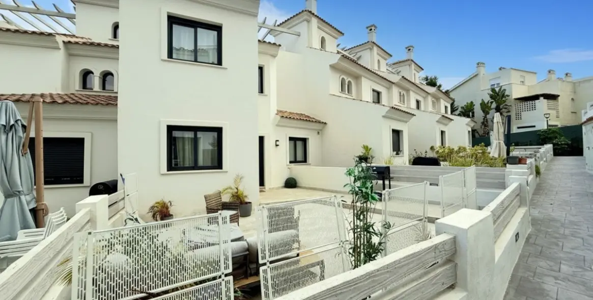 Long-term rent of townhouse in New Golden Mile 2