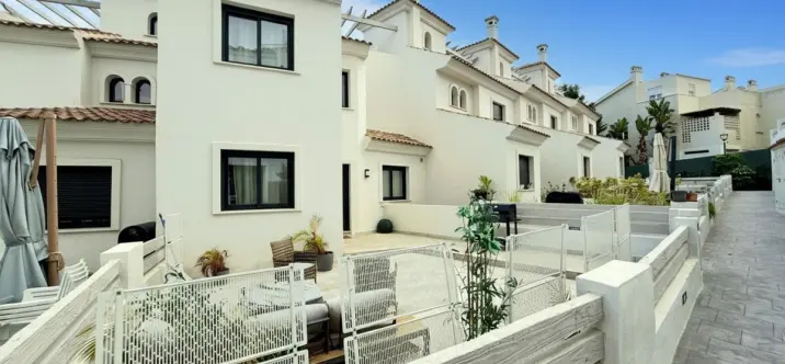 Long-term rent of townhouse in New Golden Mile 1