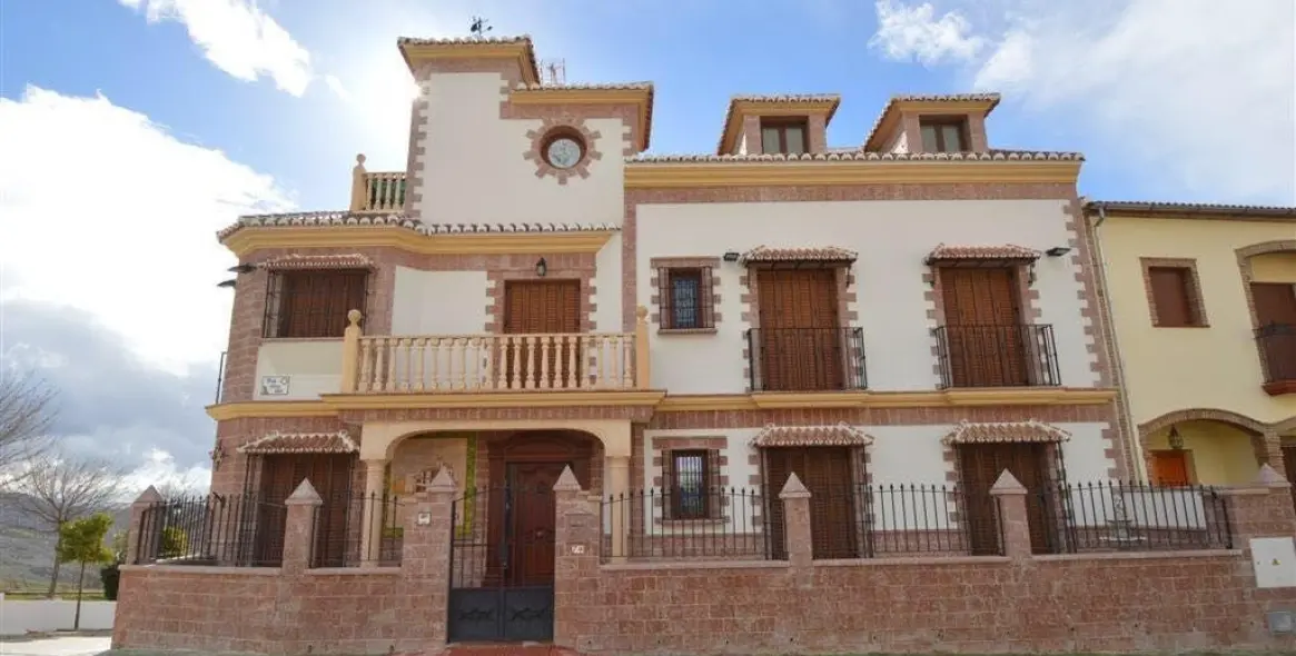 Sale of detached villa in Villanueva De La Concepcion 1