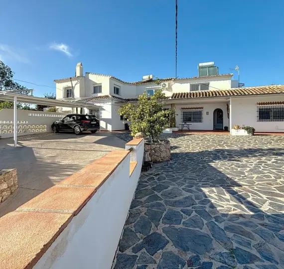Detached villa R4941757