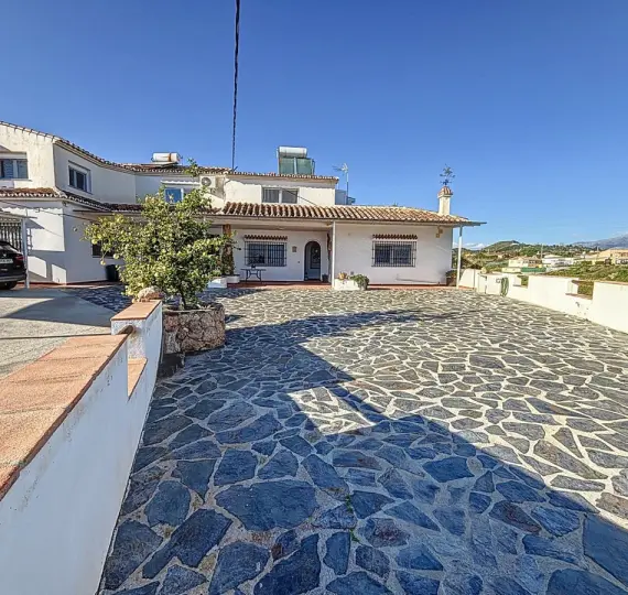 Detached villa R4941757