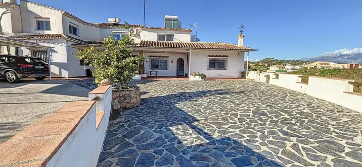 Detached villa R4941757 2