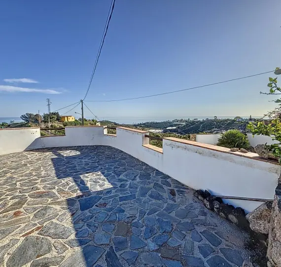 Detached villa R4941757