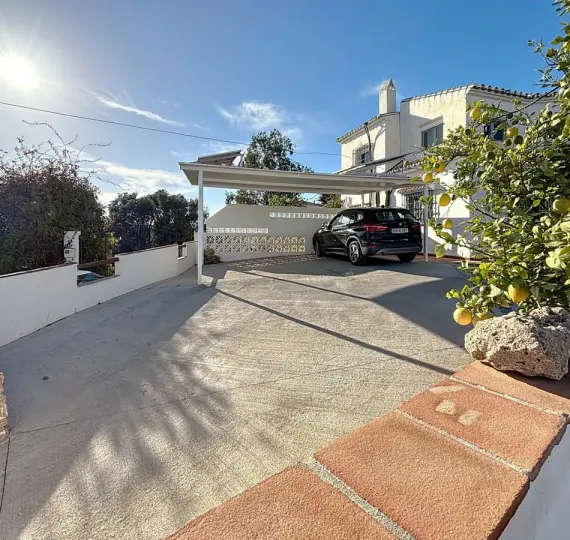 Detached villa R4941757