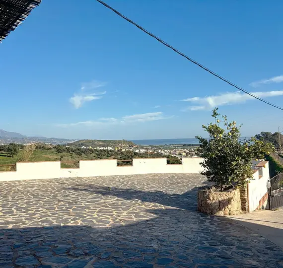 Detached villa R4941757