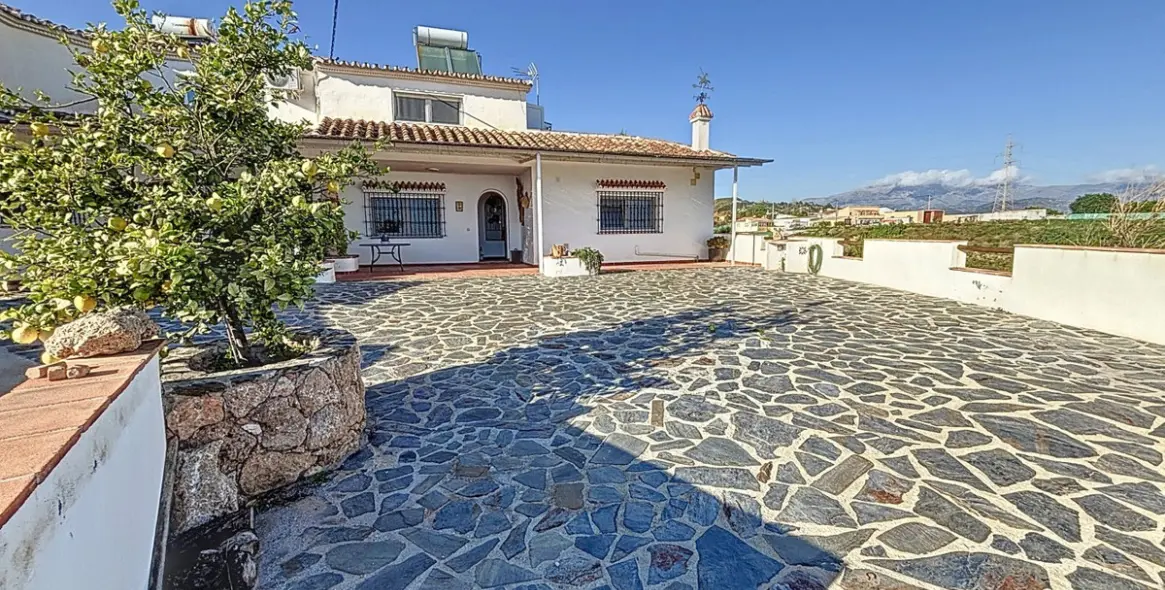 Sale of detached villa in Costa del Sol East 9