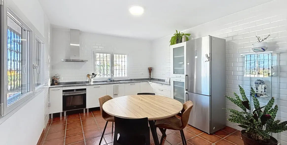 Sale of detached villa in Almayate 11