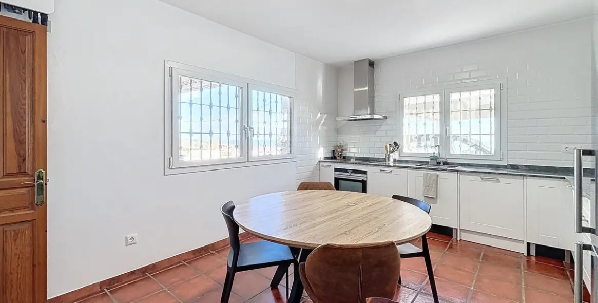 Sale of detached villa in Almayate 12