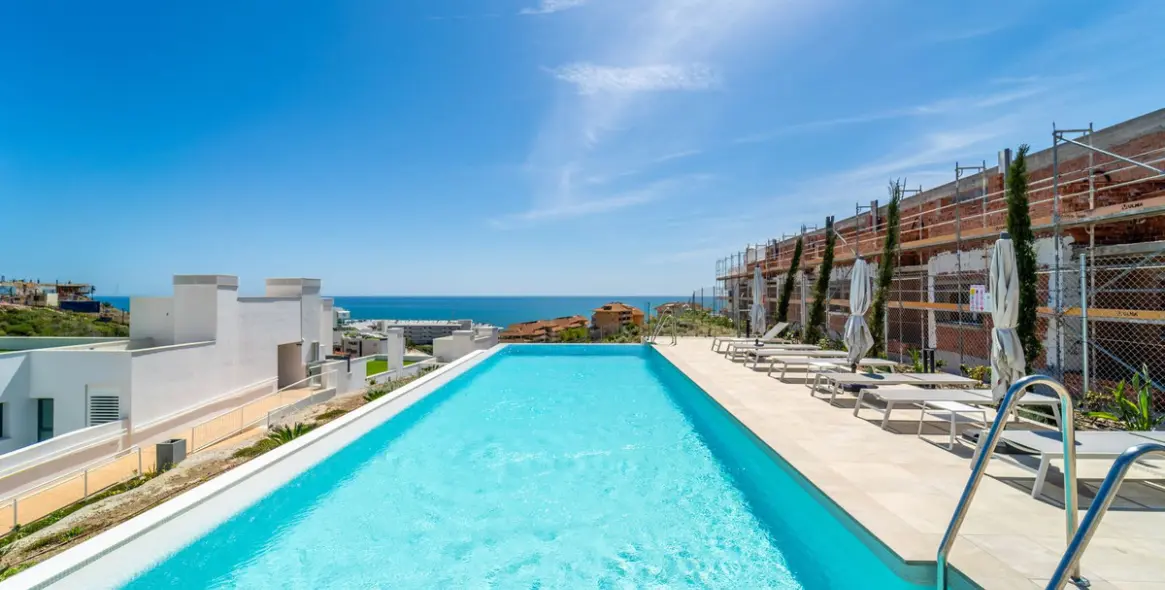Sale of middle floor apartment in Fuengirola 34