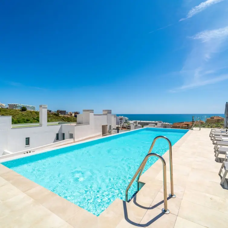 Sale of middle floor apartment in Fuengirola