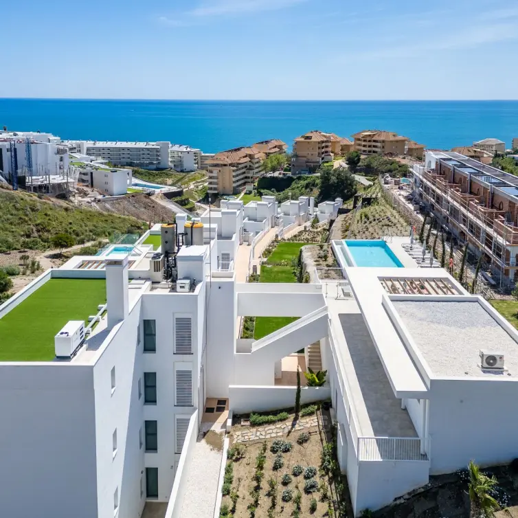 Sale of middle floor apartment in Fuengirola