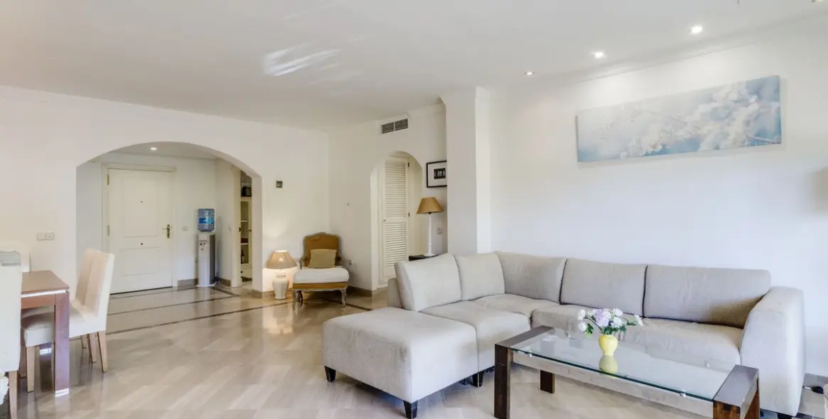 Sale of ground floor apartment in Marbella East (district Bahia De Marbella) 4