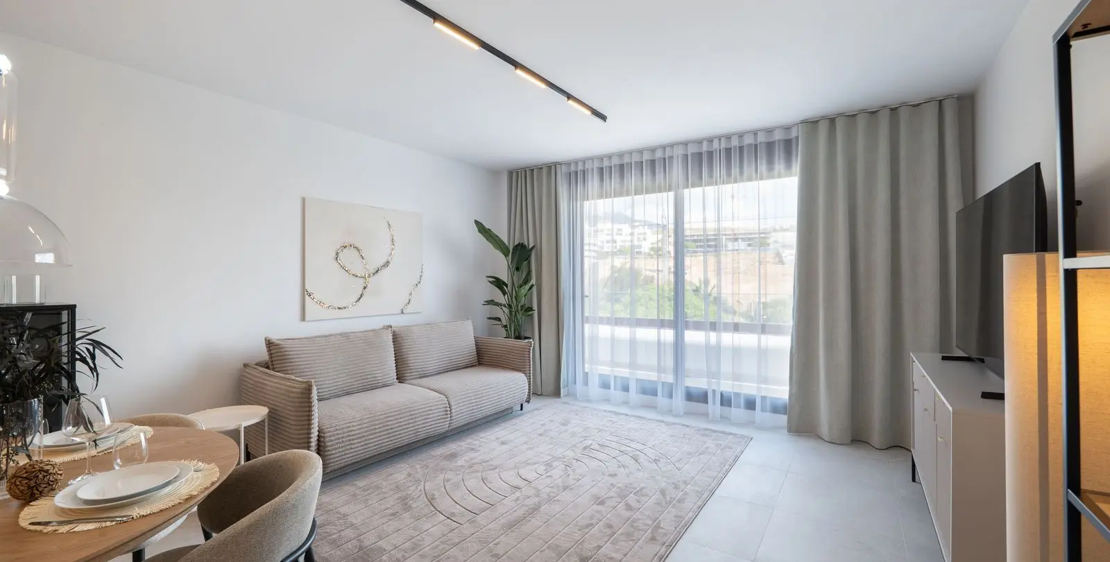 Venta de apartamento en planta media en Estepona 1