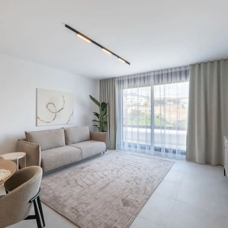 Sale of middle floor apartment in Estepona