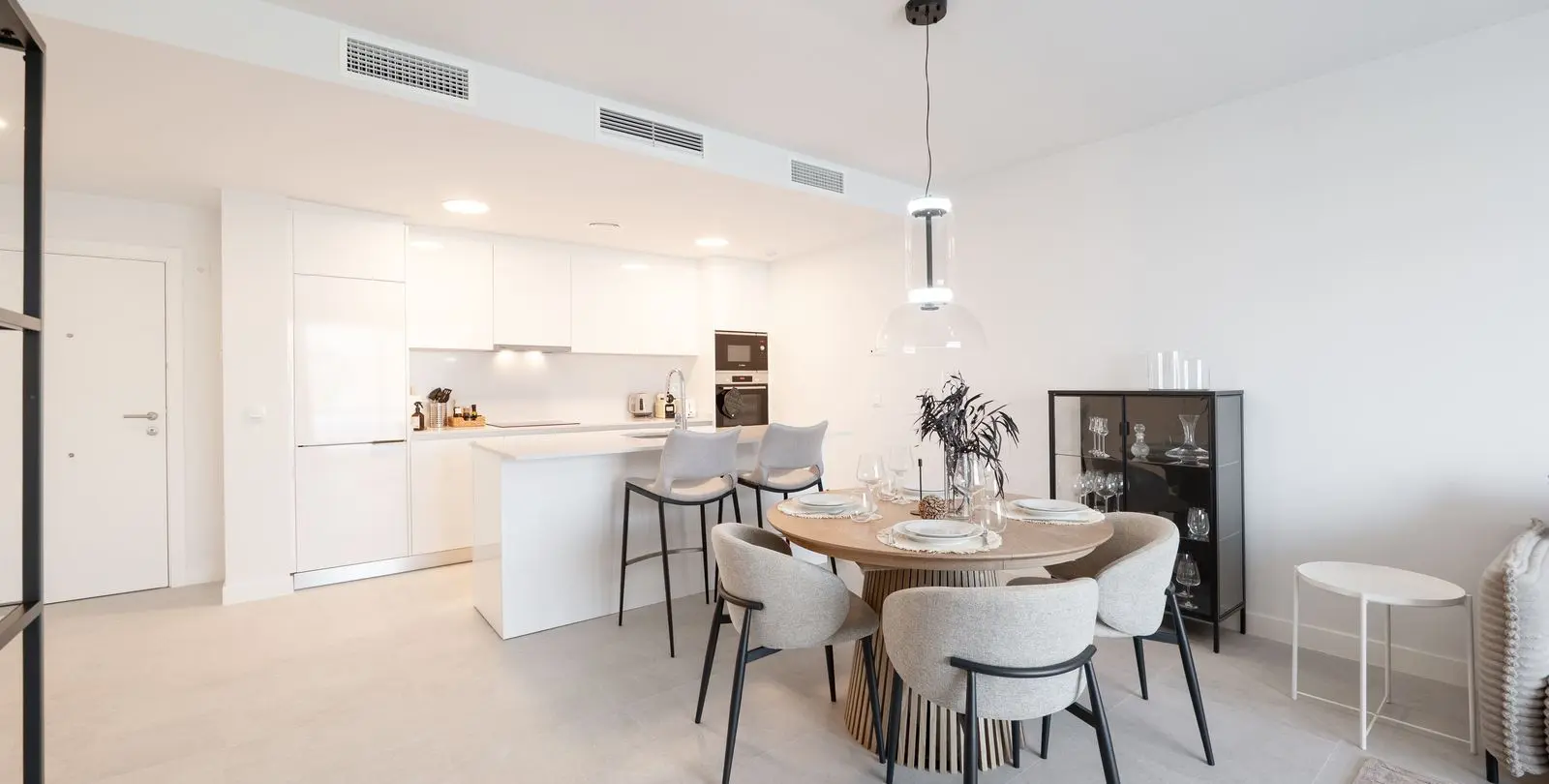 Venta de apartamento en planta media en Estepona 2