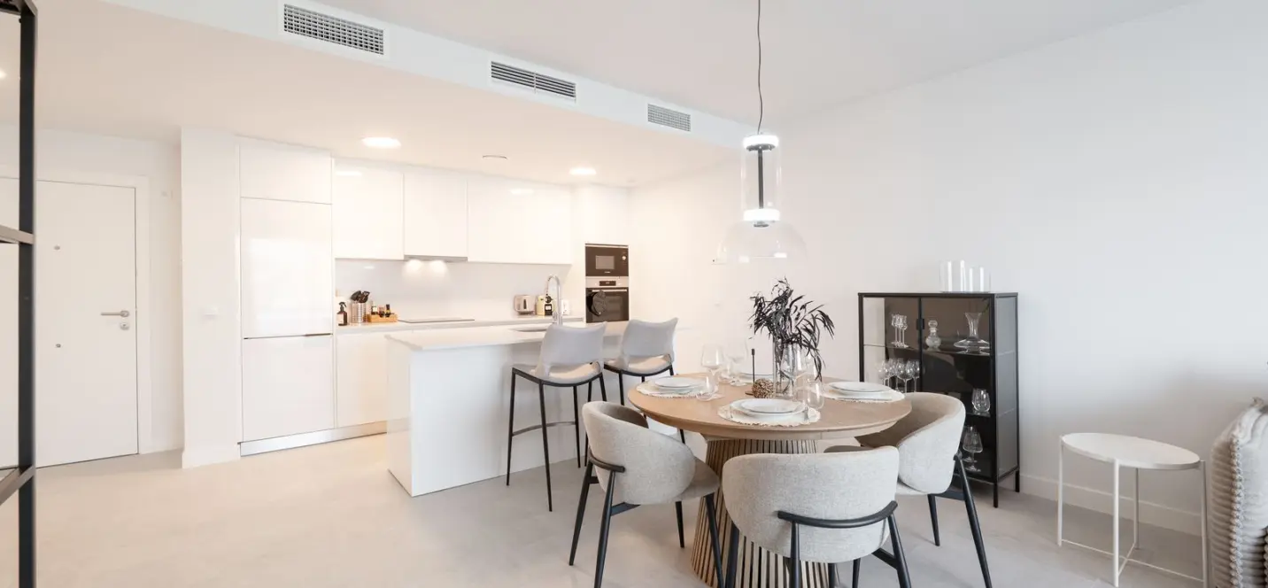 Sale of middle floor apartment in Estepona 1