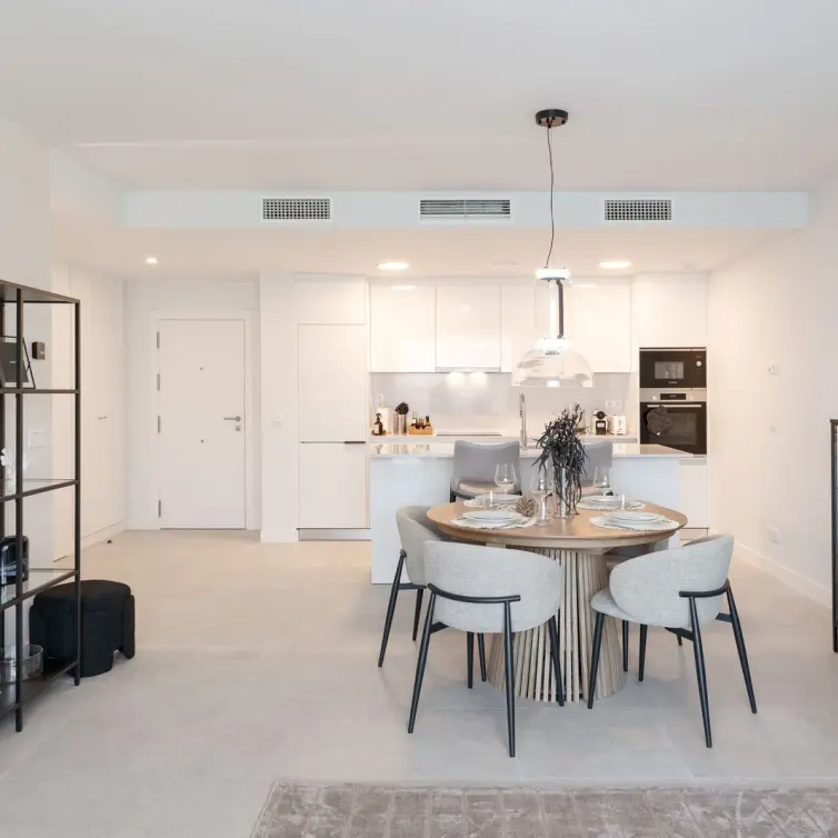 Sale of middle floor apartment in Estepona