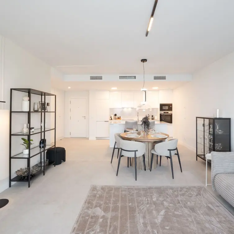 Sale of middle floor apartment in Estepona