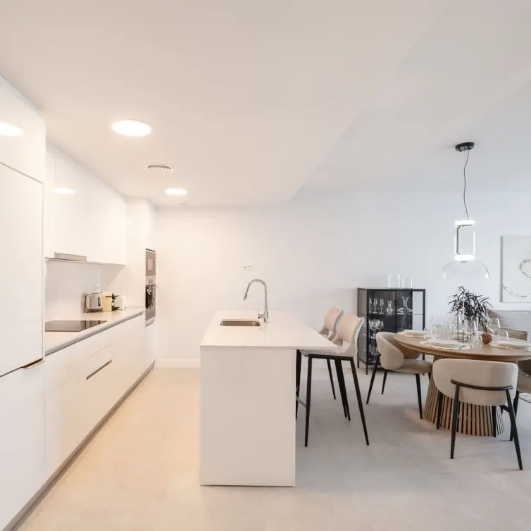 Sale of middle floor apartment in Estepona