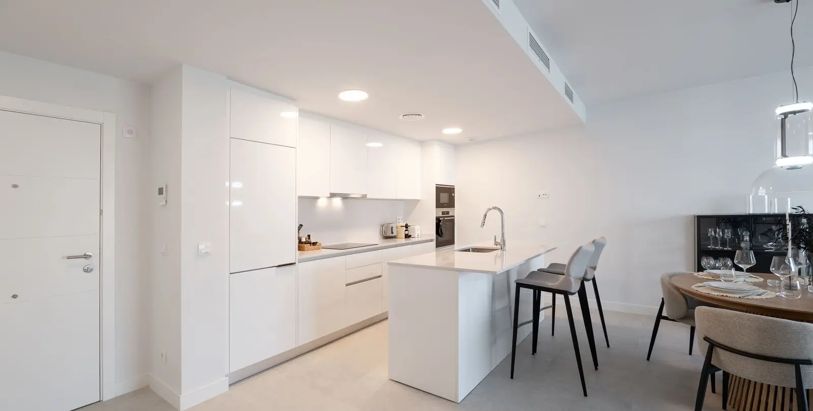 Venta de apartamento en planta media en Estepona 7