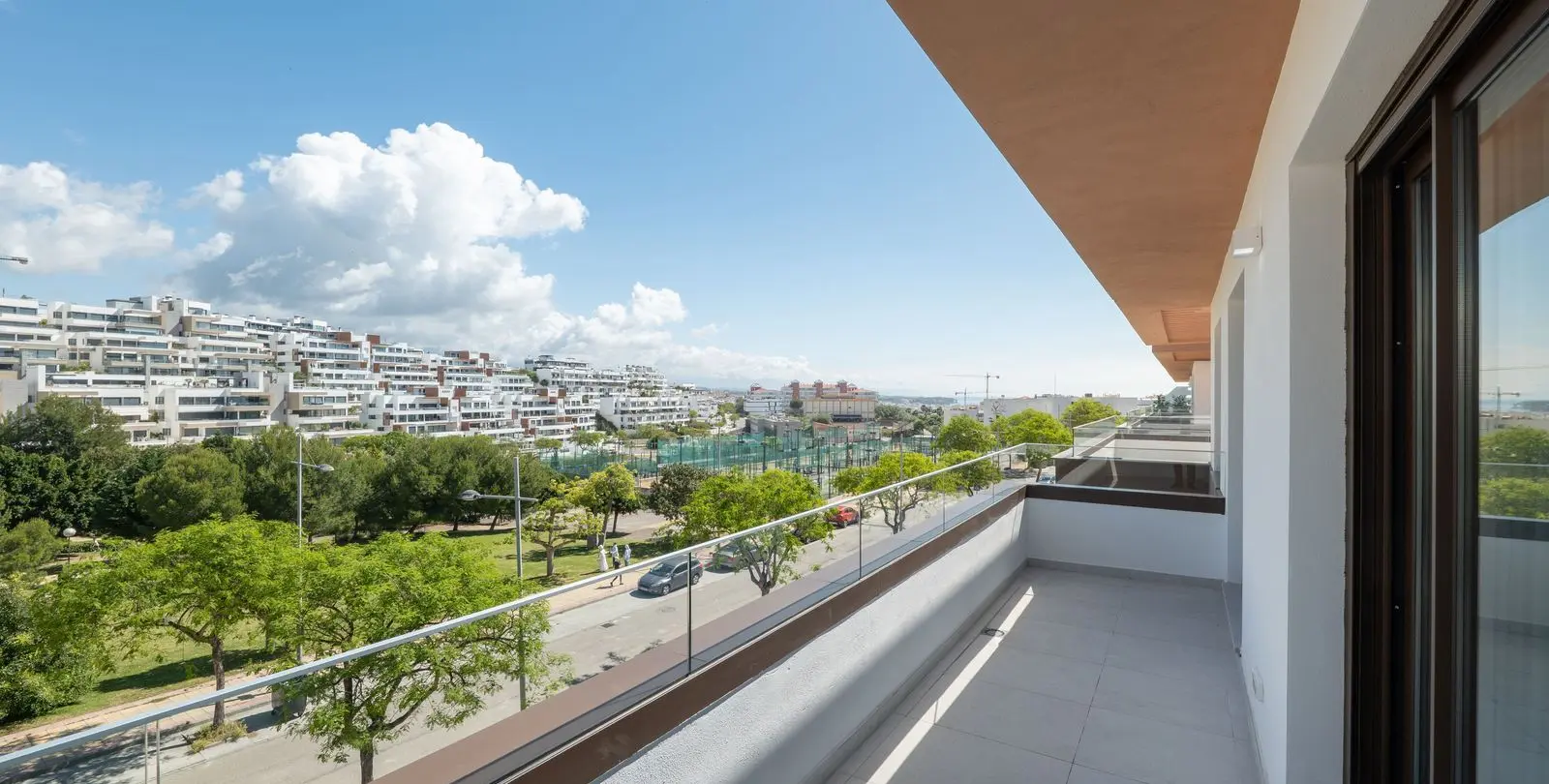 Venta de apartamento en planta media en Estepona 10