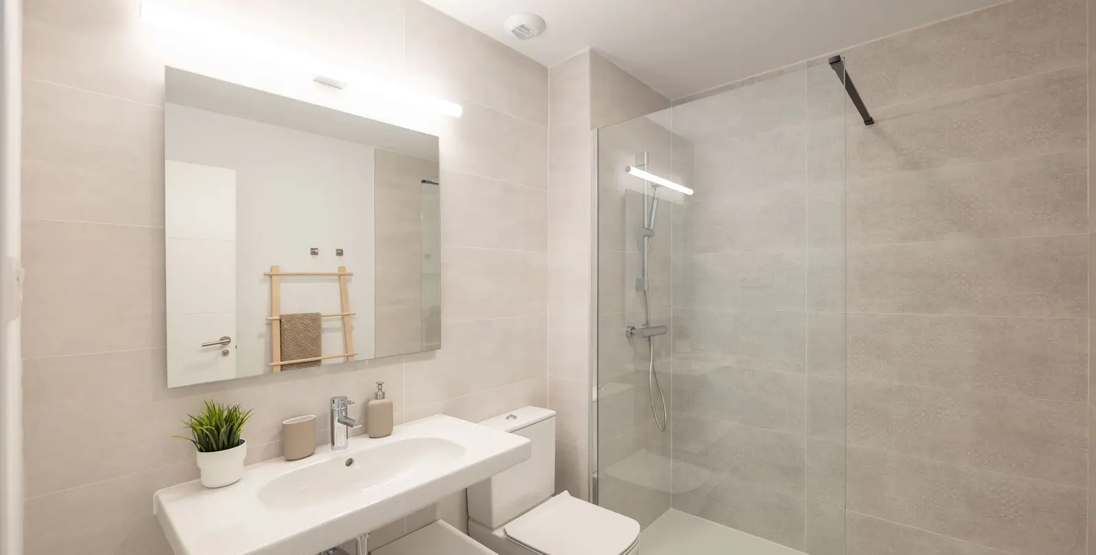 Venta de apartamento en planta media en Estepona 15