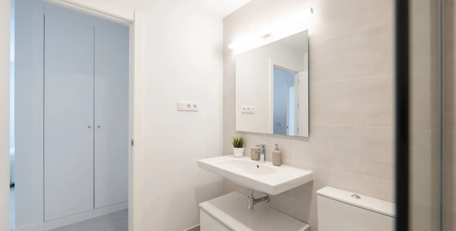 Venta de apartamento en planta media en Estepona 16