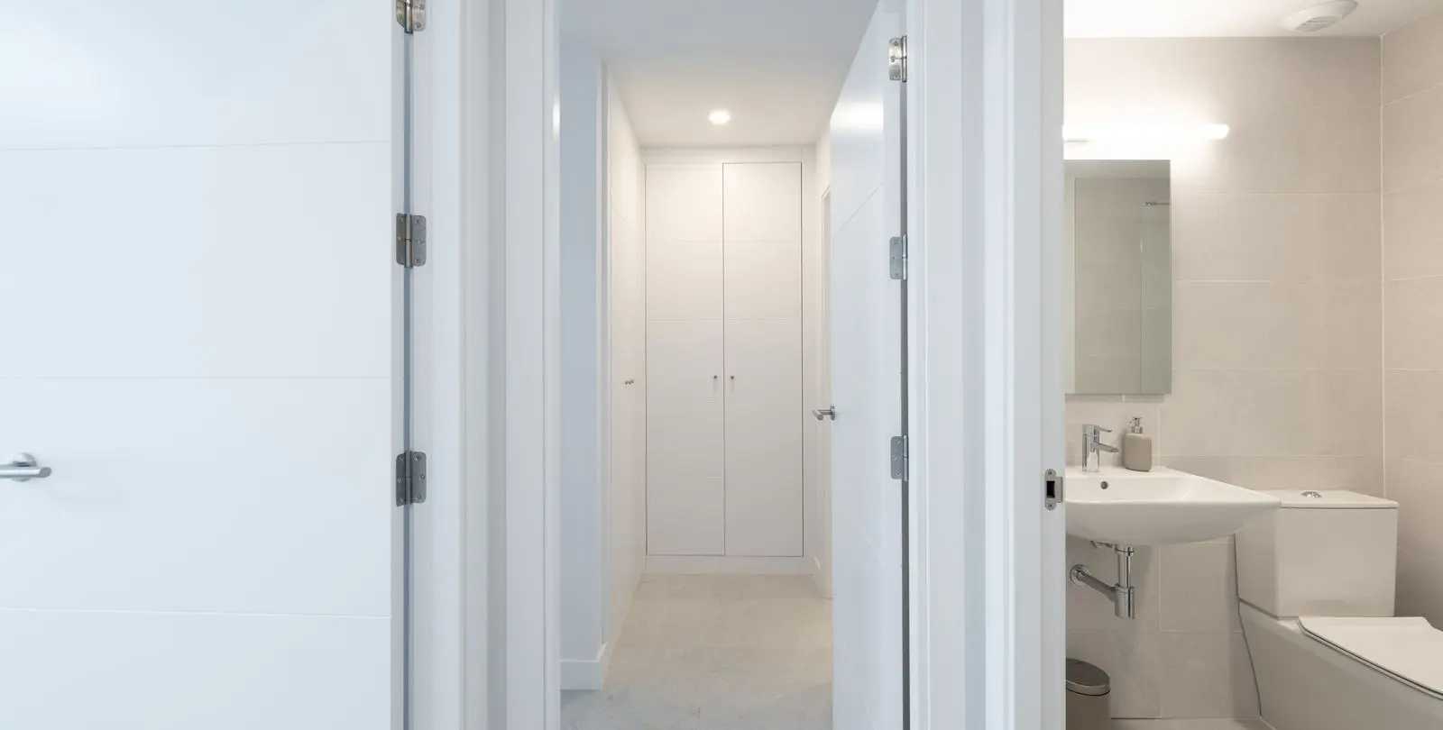 Venta de apartamento en planta media en Estepona 17