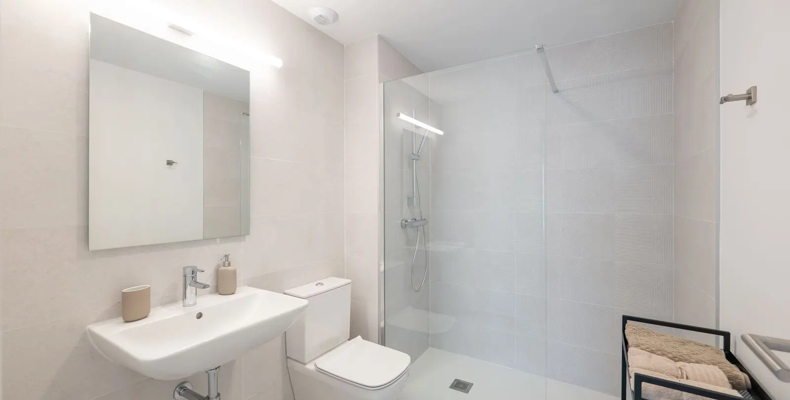 Venta de apartamento en planta media en Estepona 19