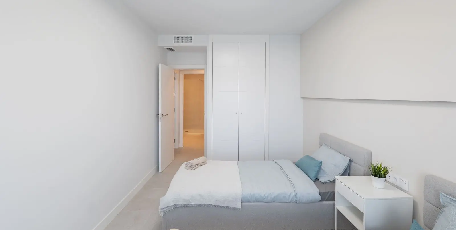 Venta de apartamento en planta media en Estepona 20