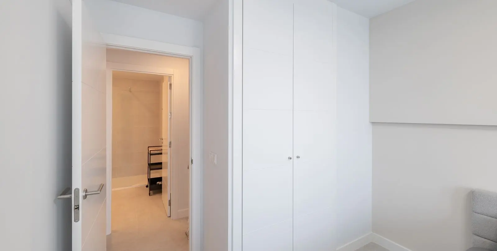 Venta de apartamento en planta media en Estepona 21