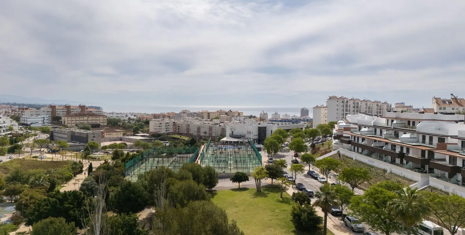 Venta de apartamento en planta media en Estepona 26