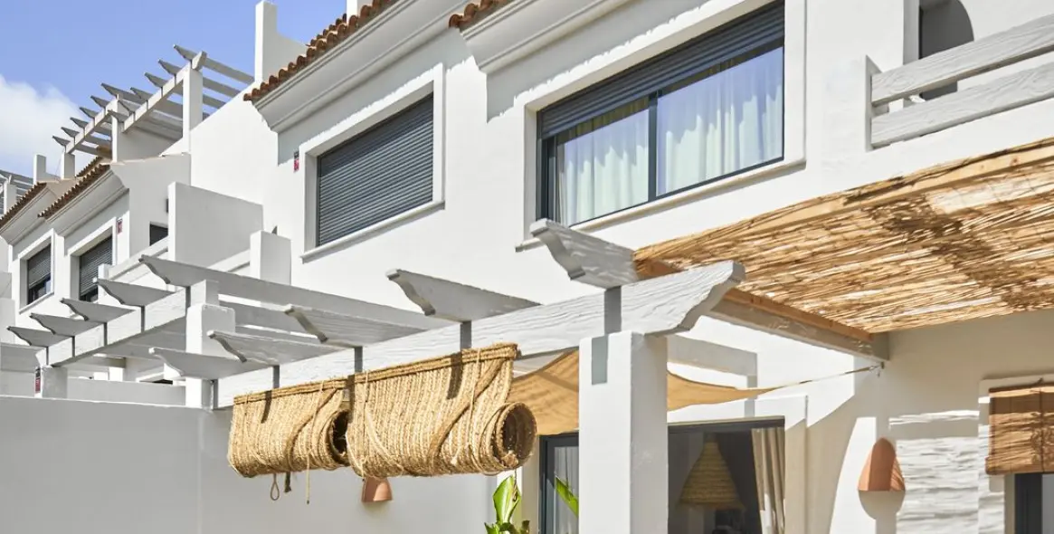 Sale of townhouse in El Paraiso 7