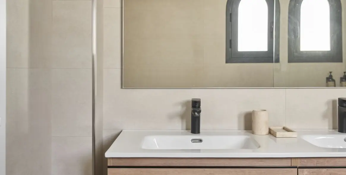 Sale of townhouse in El Paraiso 18