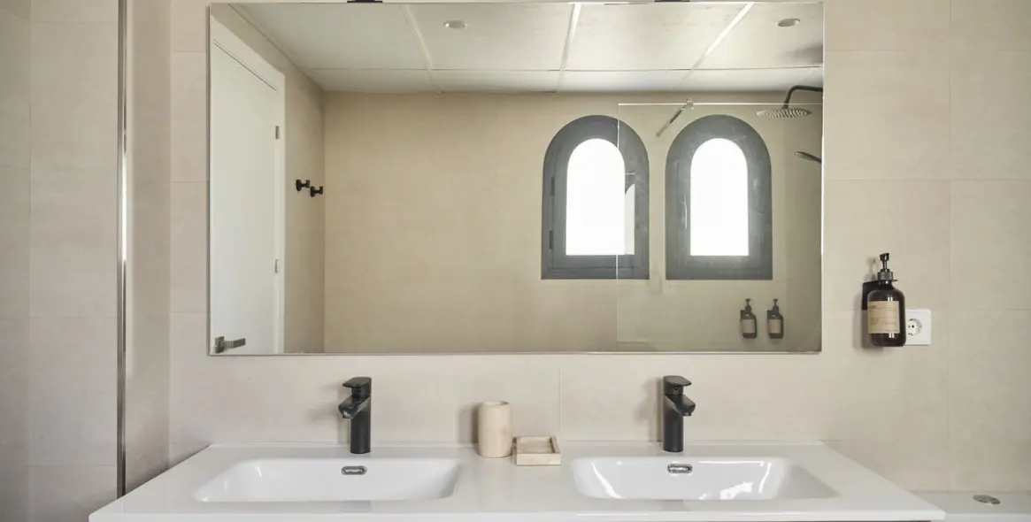 Sale of townhouse in El Paraiso 24