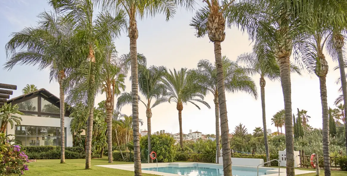 Sale of townhouse in El Paraiso 35