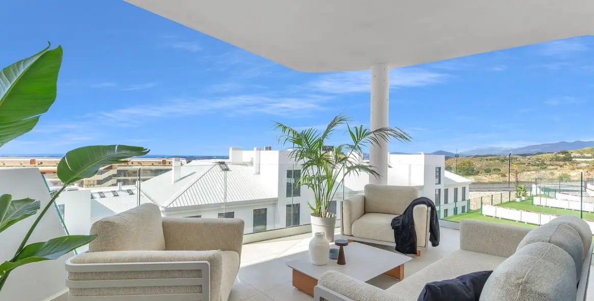 Sale of middle floor apartment in Fuengirola 1