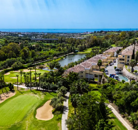 Sale of middle floor apartment in Benahavís